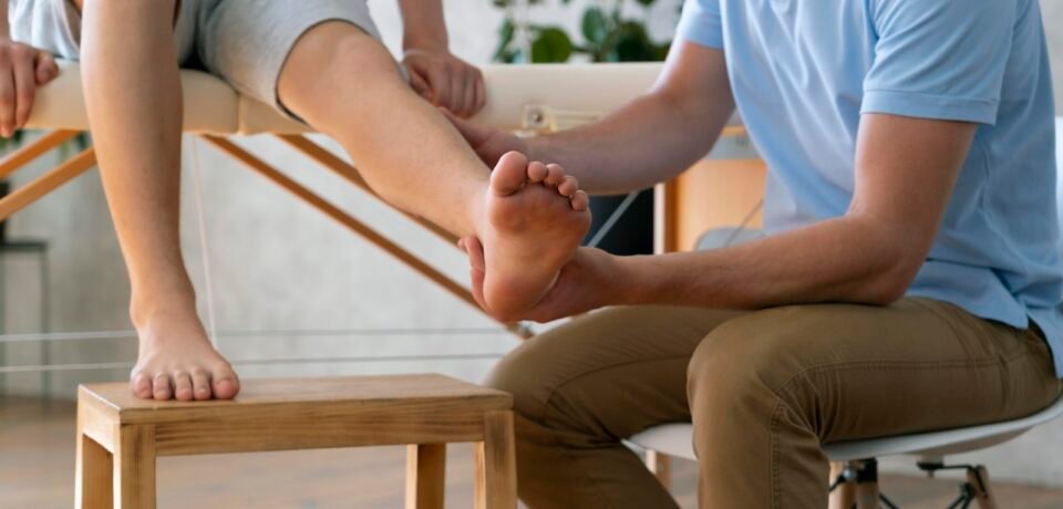 close-up-doctor-holding-leg close-up-doctor-holding-leg