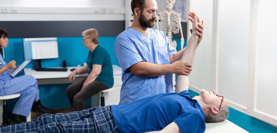 Spinal Decompression Therapy for Elderly Spinal Decompression Therapy for Elderly-AR clinics